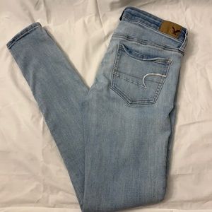 Light wash American eagle skinny jeans
